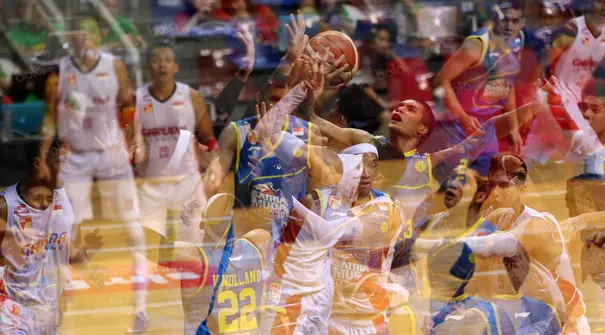 Para Pemain Satria Muda dan Garuda Bandung berebut bola pada  perempat final Playoffs Indonesia  Basket League (IBL) di Britama Arena, Jakarta, Selasa (17/5/2016). (Bola.com/Nicklas Hanoatubun)