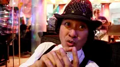 Mus Mujiono dikenal sebagai maestro gitar tanah air, tak heran ia memiliki koleksi gitar yang cukup banyak. Namun, ia malah kebingungan ditanya tentang seluk beluk alat musik kesayangannya tersebut. 
