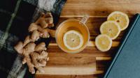 Ilustrasi Warm Lemon, Honey, and Ginger Soother. (Foto: Unsplash/Kelly Sikkema)
