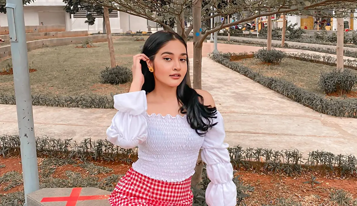 Kerap disapa dengan panggilan Jasmine, aktris berusia 23 tahun ini tengah berperan dalam sinetron Roda Roda Gila yang tayang di SCTV. Beradu akting dengan Esta Pramanita dan Nadira Sungkar, ia pun berperan sebagai Tisa dalam sinetron tersebut. Masuk dalam sinetron SCTV, kini namanya pun kian populer di kalangan pecinta layar kaca. (Liputan6.com/IG/@jasmineelfirabs)