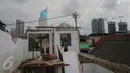 Pekerja membongkar rumah di kawasan padat penduduk Kebon Melati, Jakarta, Selasa (9/2). Hal ini dilakukan warga karena mulai terdesak dengan meningkatnya pembangunan gedung bertingkat di pusat kota. (Liputan6.com/Angga Yuniar)