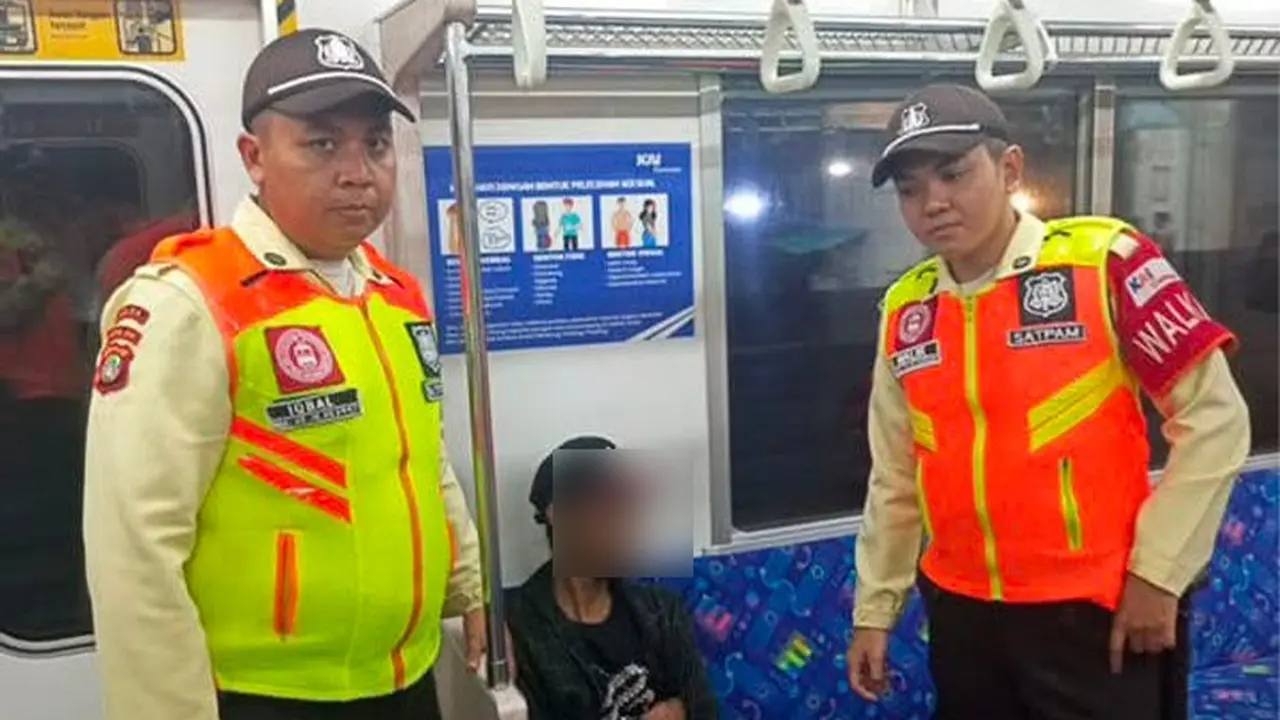 KAI Commuter mengamankan pria yang bergelantungan di luar Commuter Line rute Tanjung Priok-Jakarta Kota. (Dok KAI)