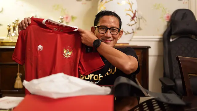 Menteri Pariwisata dan Ekonomi Kreatif, Sandiaga Uno dengan jersey Timnas Indonesia apparel Mills.