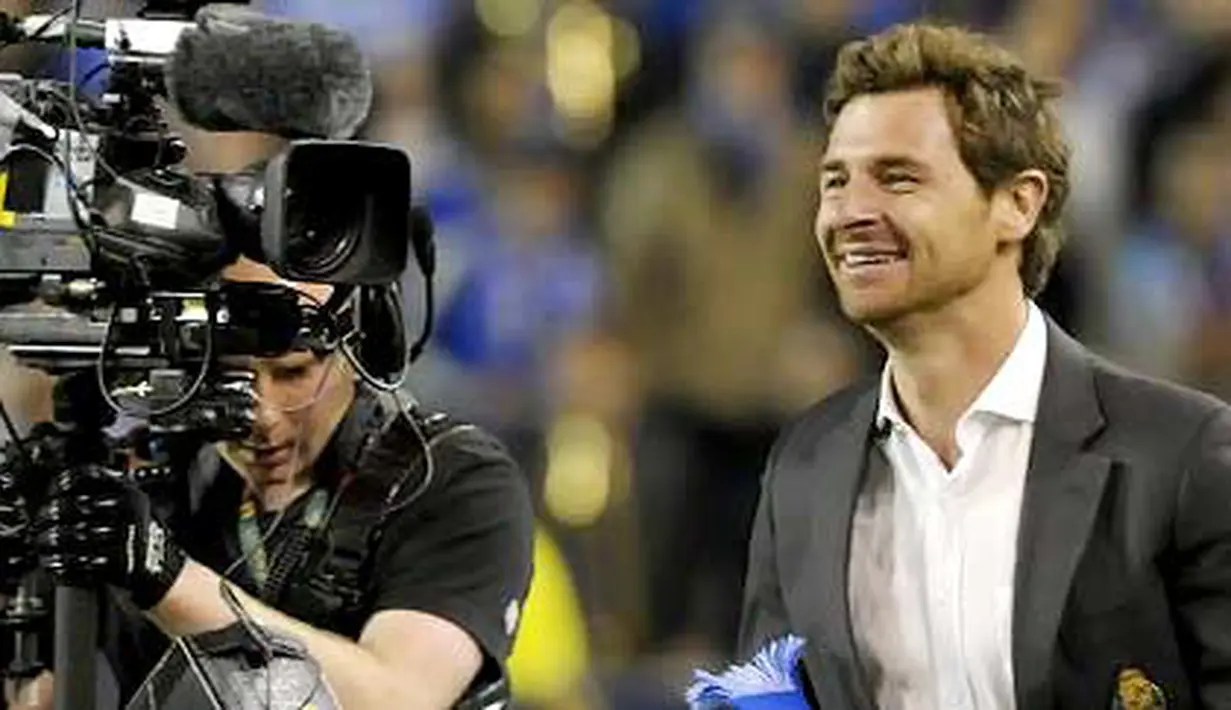 Pelatih FC Porto Andre Villas-Boas tersenyum lepas usai tim asuhannya mengalahkan Sporting Braga dalam partai final UEFA Europa League di Dublin, Irlandia, 18 Mei 2011. AFP PHOTO/MIGUEL RIOPA
