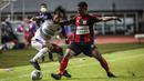 Gelandang Persita, Taufiq Febriyanto (kiri) berebut bola dengan gelandang Persipura, Ramai Melvin Rumakiek dalam laga pekan pertama BRI Liga 1 2021/2022 antara Persipura Jayapura melawan Persita Tangerang di Stadion Pakansari, Bogor, Sabtu (28/08/2021) malam WIB. (Bola.com/Bagaskara Lazuardi)