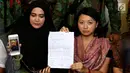 Istri penyidik Komisi Pemberantasan Korupsi (KPK) Novel Baswedan, Rina Emilda menunjukan surat yang ditujukan kepada Presiden Jokowi agar membantu penyelesaian proses hukum atas pelaku penyerangan di Jakarta, Senin (28/8). (Liputan6.com/Johan Tallo)