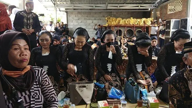 6 Momen Prosesi Pemakaman Dalang Ki Seno Nugroho, Diiringi Gamelan dan Tangis Pelayat