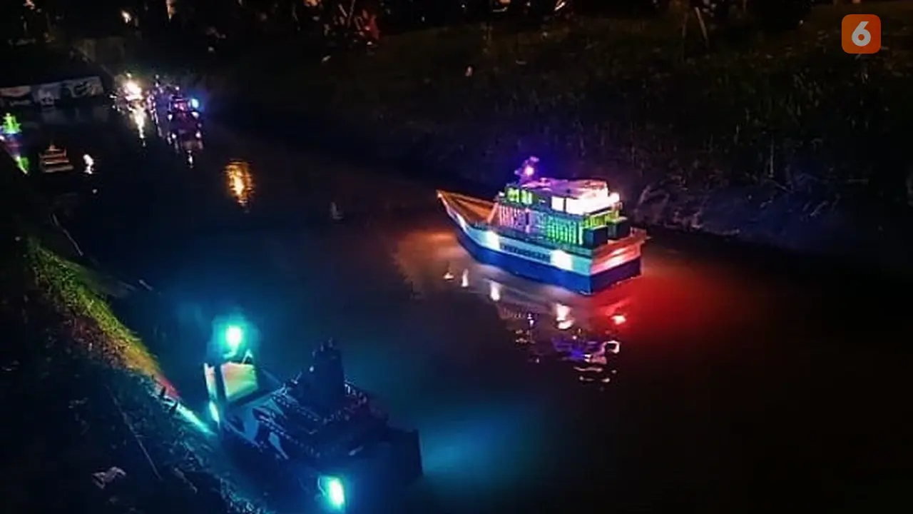 Kanal Kayangan Siliragung diramaikan festival miniatur kapal. (Hermawan Arifinato/Liputan6.com)