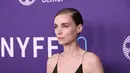 Rooney Mara berpose saat menghadiri pemutaran perdana "Women Talking" selama Festival Film New York ke-60 di Alice Tully Hall di New York pada Senin, 10 Oktober 2022. bibirnya yang tipis dicat merah muda pucat. (Cindy Ord/Getty Images untuk FLC/AFP)