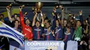 Pemain Paris Saint-Germain (PSG) merayakan gelar juara Piala Liga Prancis setelah mengalahkan Lille 2-1 di Stade de France, Saint-Denis, Sabtu (23/4/2016). (Reuters/Jacky Naegelen)