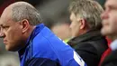 Gaya pelatih Ajax Amsterdam, Martin Jol saat menyaksikan kiprah anak-anak asuhannya di laga lanjutan Eredivisie melawan Willem II Tilburg di Amsterdam Arena, 17 Oktober 2009. AFP PHOTO / Anoek DE GROOT 