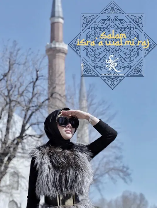 Di bawah terik matahari, Syahrini tetap mempesona dengan hijab hitam dan bajunya yang selalu mengikuti mode. (Liputan6.com/Instagram/@princessyahrini)