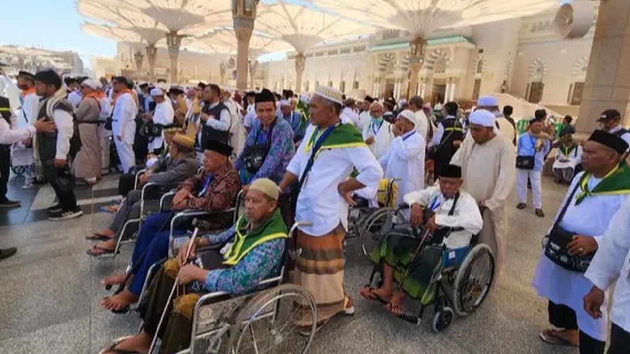 Di tengah proses pencarian, PPIH Arab Saudi membuat surat dan mengumpulkan dokumen yang dibutuhkan untuk melaporkan hal ini ke kepolisian Arab Saudi.
