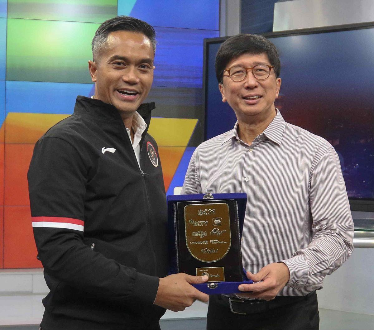 Chef de Mission Kontingen Indonesia untuk Olimpiade Paris 2024, Anindya Novyan Bakrie menerima cenderamata dari Direktur Utama Surya Citra Media (SCM) Sutanto Hartono selama kunjungan di&nbsp;SCTV Tower, Jakarta, Rabu (17/7/2024). Kunjungan tersebut dilak