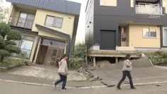 Gempa magnitudo 6,7 mengguncang Sapporo, Jepang. Rumah-rumah menjadi miring dan jalanan hancur akibat gempa.