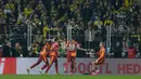 Pemain Galatasaray, Leroy Sane merayakan gol ke gawang Fenerbahce dalam laga lanjutan Liga Super Turki 2025/2026 di Chobani Stadium, Istanbul, Turki, Senin (01/12/2025) waktu setempat. (AP Photo/Khalil Hamra)