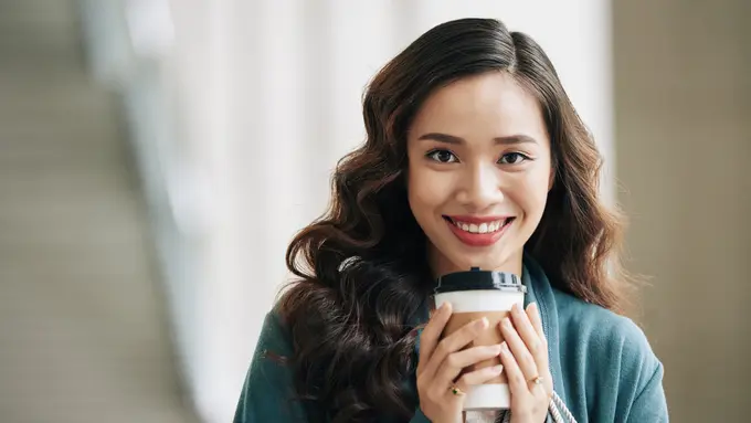 tersenyum cantik bahagia mandiri single menawan