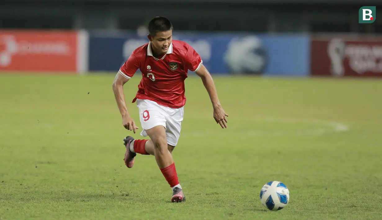 <p>Pemain Timnas Indonesia U-19, Hokky Caraka mengejar bola saat melawan Brunei Darussalam U-19 dalam laga matchday kedua penyisihan Grup A Piala AFF U-19 2022 di Stadion Patriot Candrabhaga, Bekasi, Senin (4/7/2022). (Bola.com/M Iqbal Ichsan)</p>