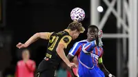 Oskar Ohlenschlaeger dari Fredrikstad (kiri) dan Marc Guehi dari Crystal Palace berebut bola dalam laga playoff UEFA Conference League melawan Fredrikstad di Selhurst Park, London, Kamis, 21 Agustus 2025. (John Walton/PA via AP)