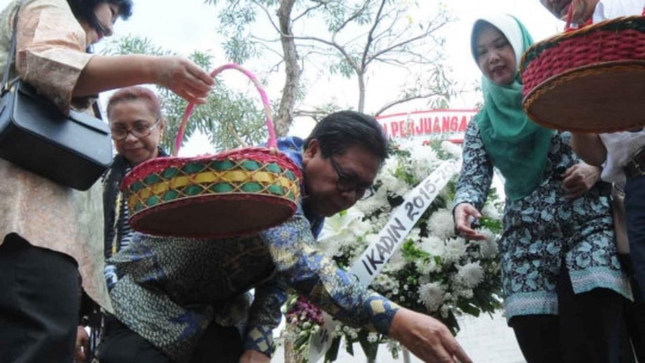 Tabur bunga di makam tokoh pahlawan advokat Indonesia