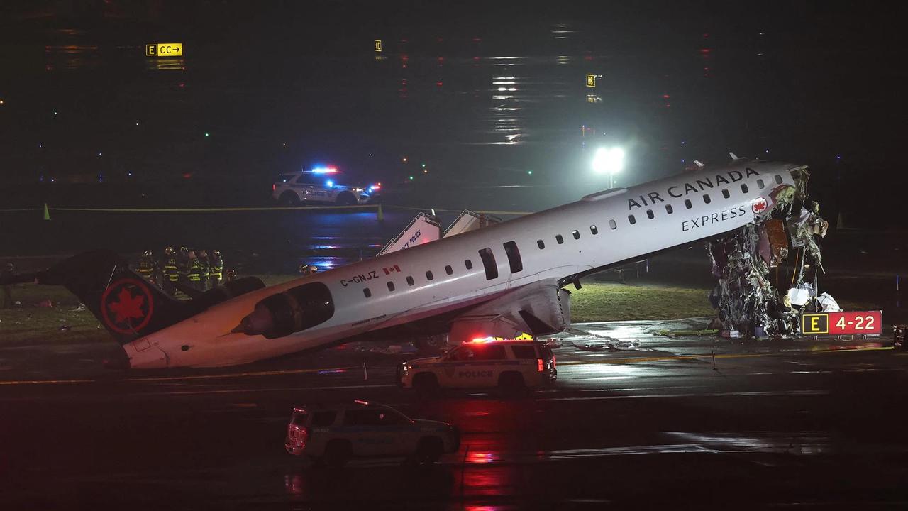FOTO: Kerusakan Parah Pesawat Air Canada Uasai Tabrak Truk Pemadam Kebakaran