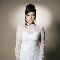 Kali ini, Maia tampil bak pengantin klasik dalam balutan gaun lace putih yang feminin, dipadukan dengan tatanan rambut menjulang tinggi yang langsung mengingatkan pada gaya glamor era 60-an. Penampilannya sukses memberi kesan anggun, mewah, sekaligus artsy dalam waktu bersamaan. [@maiaestiantyreal].