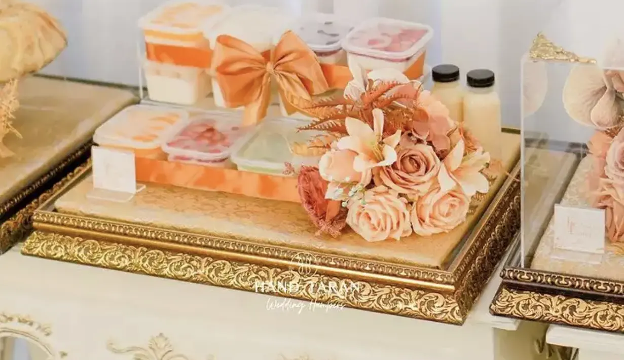 Ada juga pudding buah yang tampak menyegarkan. [Foto: Handtaran.Dok]