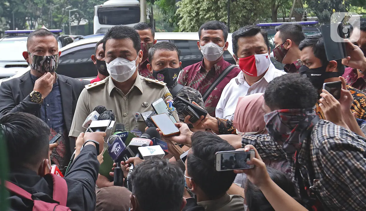 Wakil Gubernur DKI Jakarta Ahmad Riza Patria menjawab pertanyaan saat tiba di Polda Metro Jaya, Senin (23/11/2020). Riza Patria diperiksa Ditreskrimum Polda Metro Jaya untuk memberikan klarifikasi terkait kerumunan massa di Petamburan beberapa waktu lalu. (Liputan6.com/Herman Zakharia)