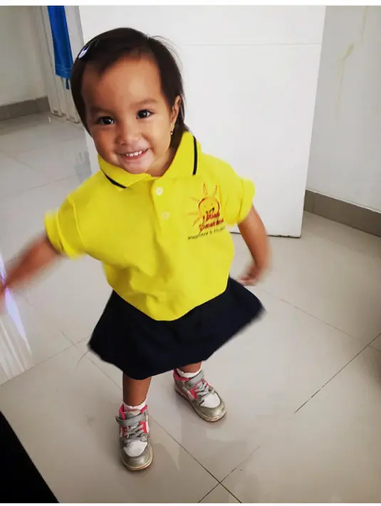Lantas ia mengantarkan anak bungsu, Precious Brianna Yael Mirano yang masuk prasekolah. "Now its time for my lil one going to school!! Yeayy... First day 😂😂 so cuteeee" tulisnya sebagai keterangan. (Instagram/sheilamarciajoseph)