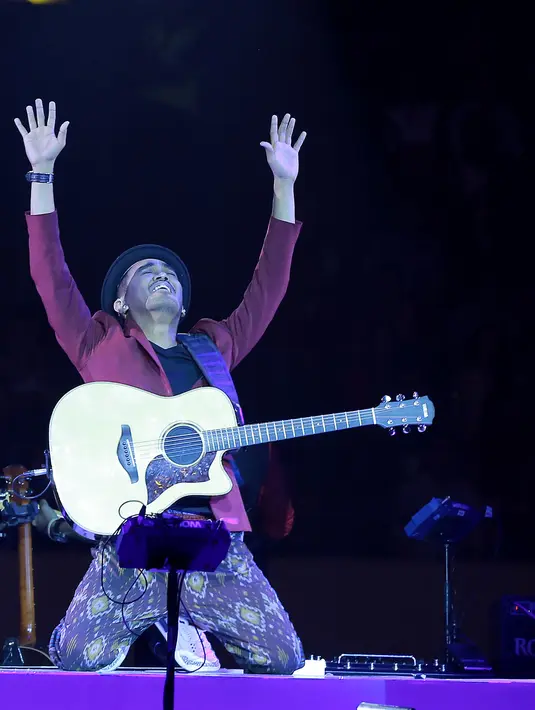 Glenn Fredly bahagia akan antusias penonton yang hadir menikmati jalannya konser ‘Menanti Arah’, disini pun ia berbagi cerita pengalaman berkariernya selama 20 tahun berkarya di industri musik Indonesia. (Galih W. Satria/Bintang.com)