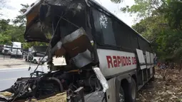 Kondisi bus setelah menabrak truk trailer di Gualan, Guatemala (21/12/2019). Kecelakaan tersebut menewaskan sedikitnya 21 orang dan menyebabkan belasan orang luka-luka. (AP Photo/Carlos Cruz)