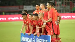 Para pemain starting XI Persija Jakarta berpose sebelum dimulainya laga pekan ke-16 BRI Liga 1 2023/2024 menghadapi Rans Nusantara FC di Stadion Patriot Candrabhaga, Bekasi, Minggu (22/10/2023) malam WIB. (Bola.com/Abdul Aziz)