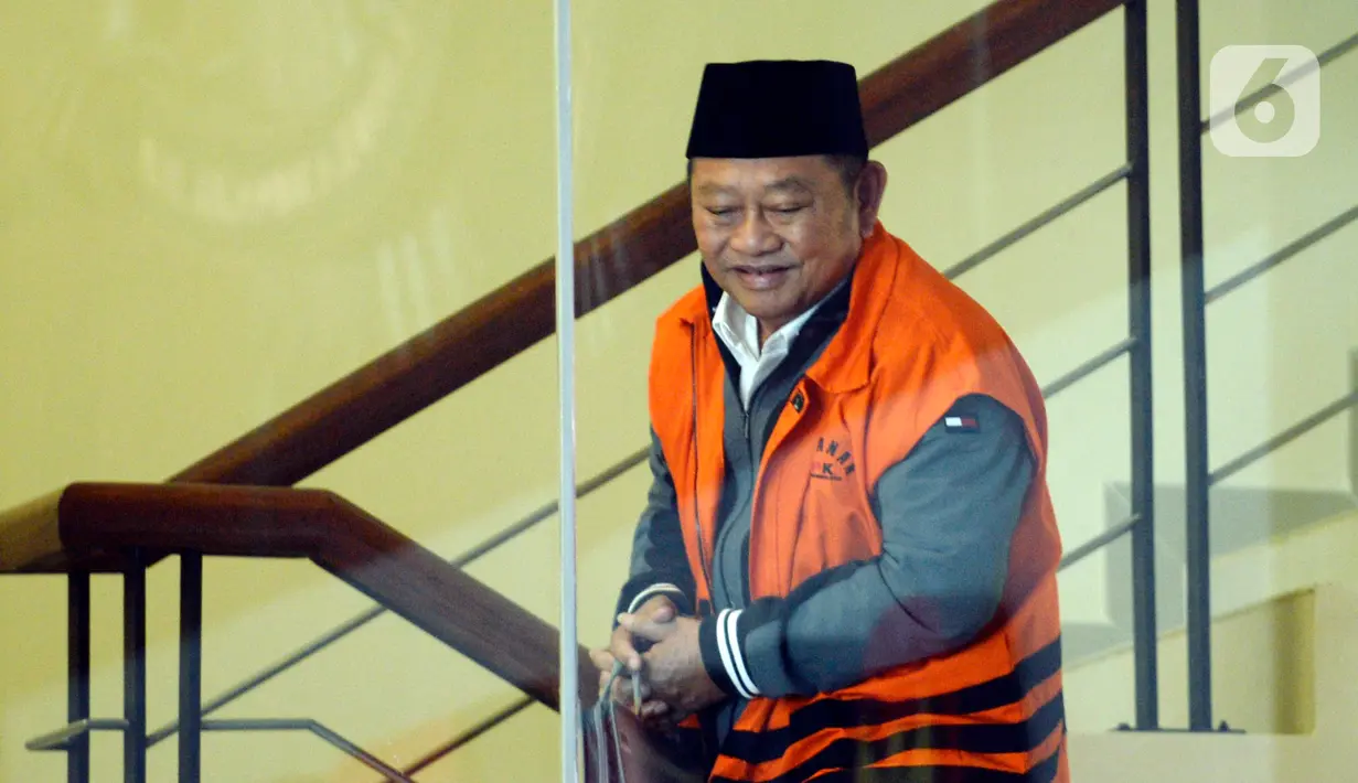 Bupati nonaktif Sidoarjo Saiful Ilah menaiki tangga menuju ruang pemeriksaan di Gedung KPK, Jakarta, Jumat (6/3/2020). Saiful Ilah diperiksa sebagai tersangka untuk melengkapi berkas terkait dugaan menerima suap proyek infrastruktur di Dinas PUPR Kabupaten Sidoarjo. (merdeka.com/Dwi Narwoko)