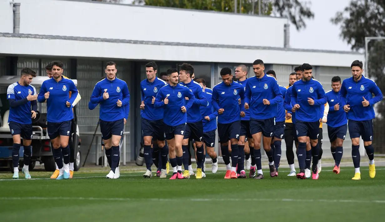 Para pemain FC Porto melakukan pemanasan saat menjalani sesi latihan di tempat latihan Olival, Vila Nova de Gaia, dekat Porto, Portugal, 13 Maret 2023. FC Porto akan menghadapi Inter Milan pada pertandingan sepak bola leg kedua babak 16 besar Liga Champions. (MIGUEL RIOPA/AFP)