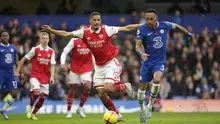 Striker Chelsea, Pierre-Emerick Aubameyang (kanan), dan bek Arsenal, William Saliba saling berebut bola dalam pertandingan  Liga Inggris antara Chelsea dan Arsenal di Stamford Bridge, London, Minggu (6/11/2022). (AP Photo/Kirsty Wigglesworth)