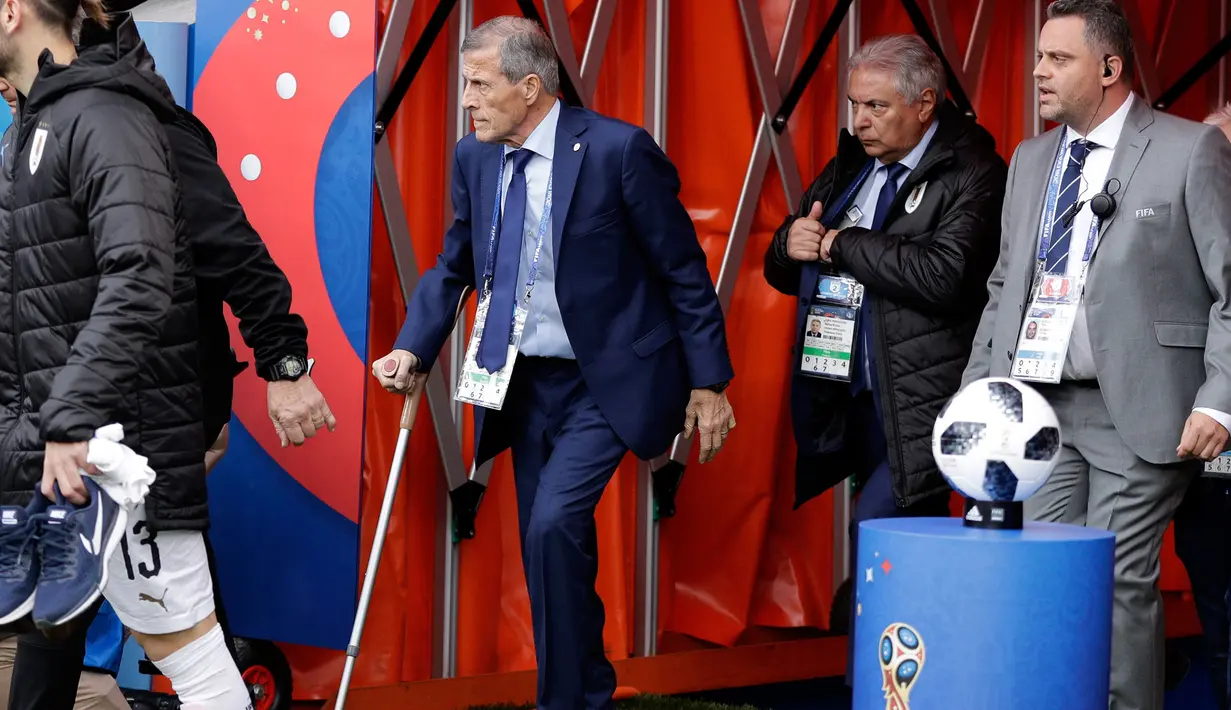 Pelatih Uruguay Oscar Tabarez saat tiba untuk menyaksikan timnya berlaga melawan Mesir dalam pertandingan Piala Dunia 2018 di Yekaterinburg Arena, Rusia (15/6). Oscar sendiri sudah cukup lama menjadi pelatih Timnas Uruguay. (AP/Mark Baker)