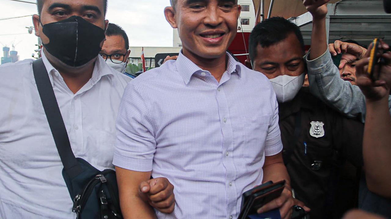 Atas perbuatannya tersebut, Askolani selaku Direktur Jenderal Bea dan Cukai langsung mencopot Eko dari jabatannya pada 2 Maret 2023.&nbsp;