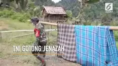 Beberapa anggota TNI dan warga rela menempuh jalanan terjal demi makamkan warga yang meninggal dunia.
