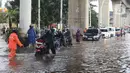 Rata-rata ketinggian genangan air di jalan Ciledug Raya berkisar antara 30 hingga 50 sentimeter. (Liputan6.com/Angga Yuniar)