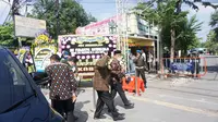 Sejumlah menteri mendatangi rumah duka Ibunda Presiden Jokowi, Solo, Jawa Tengah, Kamis (26/3/2020). (Liputan6.com/Fajar Abrori)