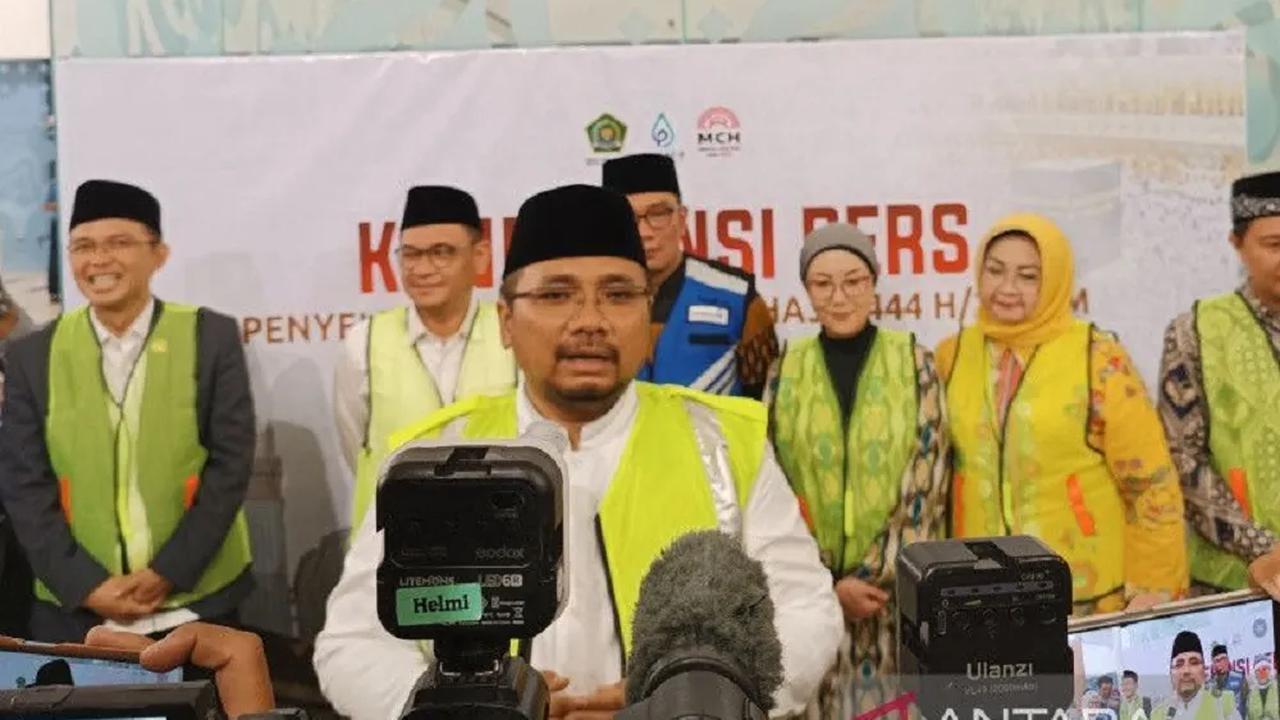 Gus Yaqut menambahkan, saat puncak hari Santri nanti, peserta akan memakai sarung. Dipilihnya sarung sebagai simbol santri.