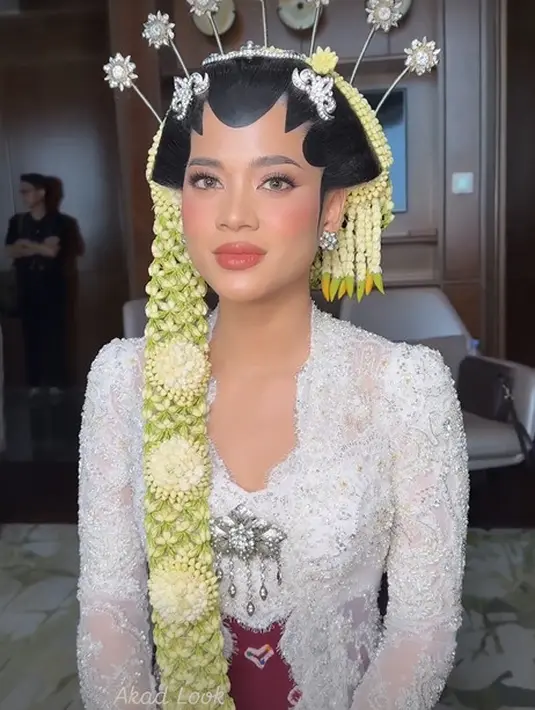 Tak ketinggalan paes tulis dan roncean melati yang bikin Ica tampil sebagai pengantin Jawa seutuhnya [@rhay_david]
