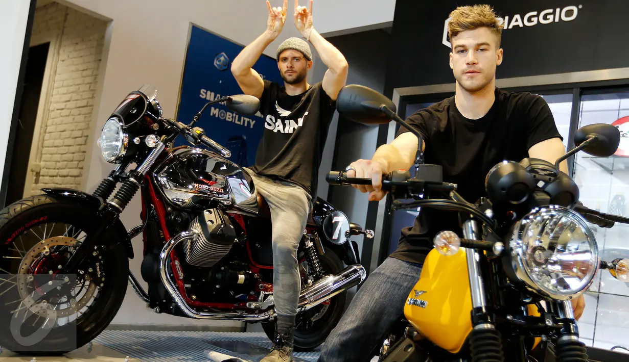Sepeda motor Moto Guzzi V7 Stone (kuning) dan Moto Guzzi V7 Racer dipamerkan di Jakarta Selatan, (21/01). Mereka akan mengelilingi Pulau Lombok dengan mengabadikan tempat eksotis dalam ajang Indonesia Moto Adventure 2016. (Liputan6.com/Fery Pradolo)