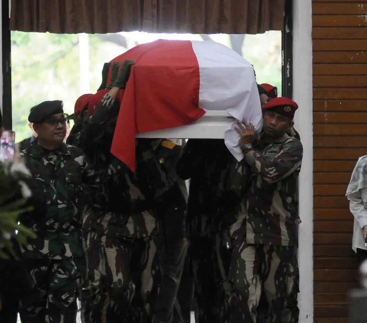 Jenazah mantan Kepala Badan Penanggulangan Bencana (BNPB) Letjen TNI (purn) Doni Monardo tiba di Markas Komando (Mako) Kopassus, Cijantung, Jakarta Timur, Senin (4/12/2023).&nbsp;<br>
