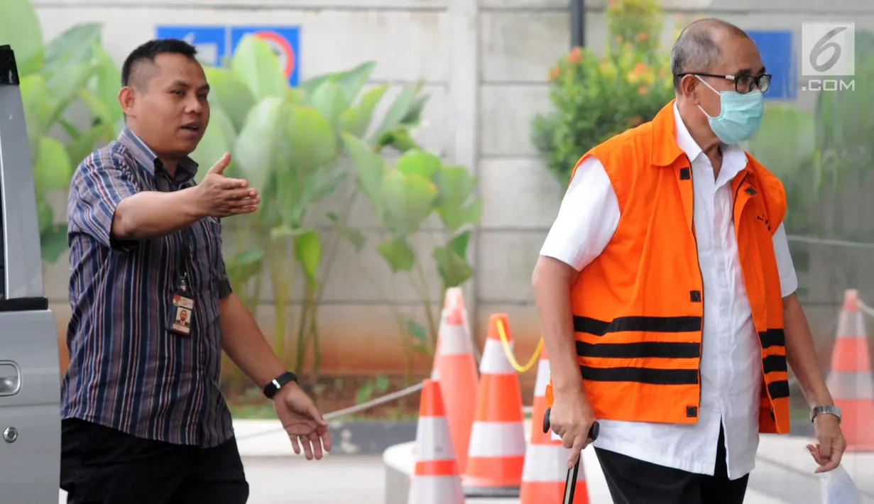 Bupati Bandung Barat nonaktif Abubakar tiba di gedung KPK, Jakarta, Selasa (10/7). Abubakar akan menandatangani perpanjangan penahan kasus suap sejumlah kepala dinas untuk keperluan politik istrinya, Elin Suharliah. (Merdeka.com/Dwi Narwoko)