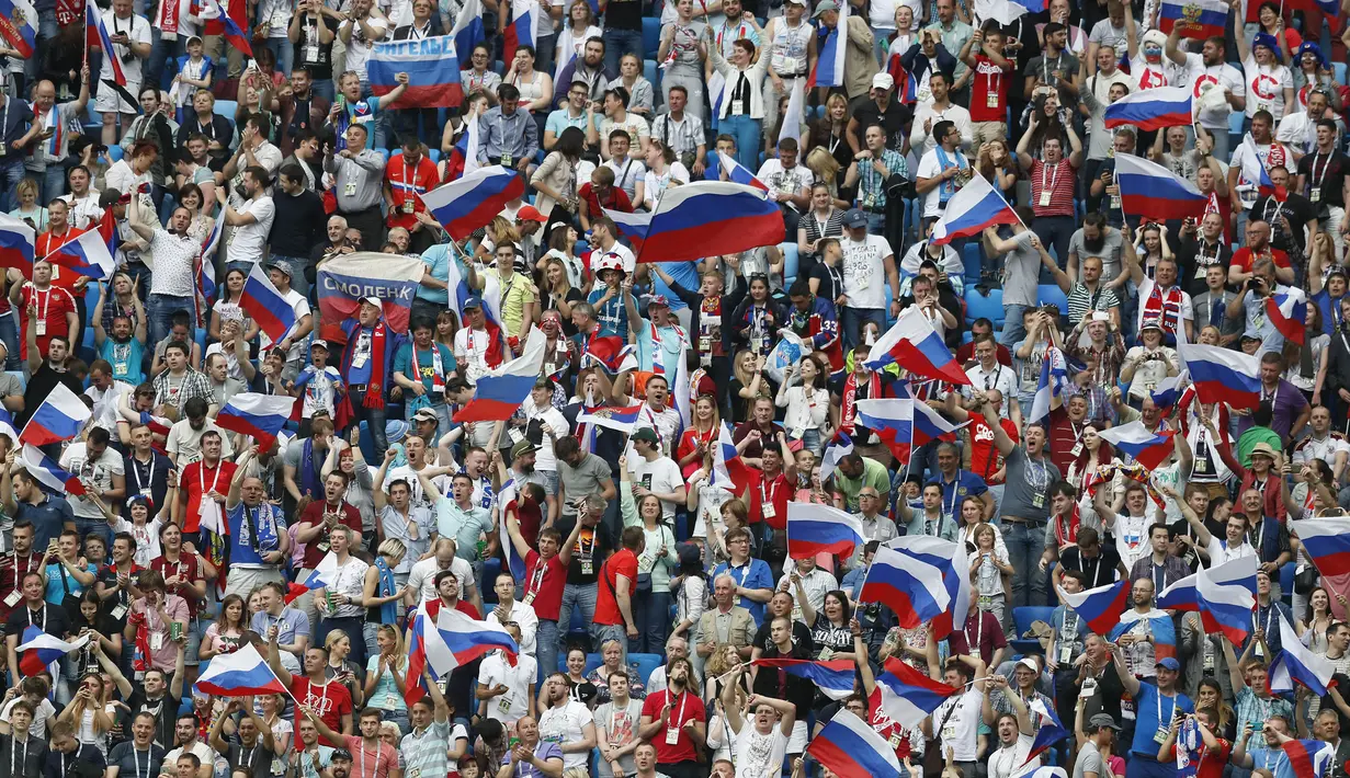 Ribuan suporter Rusia saat menyaksikan pertandingan antara Rusia melawan Selandia Baru pada laga penyisihan Grup A Piala Konfederasi 2017 di Stadion Petersburg, Russia, Sabtu, (17/6/2017). (AP/Pavel Golovkin)