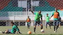 Muchlis Hadi Ning Saefulah mencetak gol ke gawang Andritany saat seleksi timnas Indonesia tahap kedua di Stadion Pakansari, Bogor, Rabu (17/8/2016). (Bola.com/Nicklas Hanoatubun)