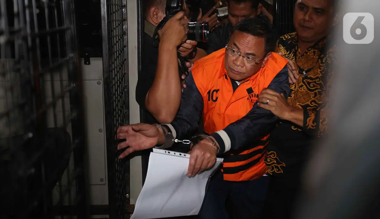 Bupati Pati, Sudewo dikawal petugas sesaat memasuki ke dalam mobil tahanan usai menjalani pemeriksaan intensif di Gedung Merah Putih Komisi Pemberantasan Korupsi (KPK), Jakarta, Selasa (20/1/2026). (Liputan6.com/Helmi Fithriansyah)