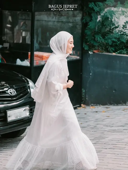 Aaliyah Massaid memilih penampilan serba putih untuk datang ke kajian. Aaliyah memadukan dress lace panjang berwarna putih yang cantik dipadu dengan hijab putih polos yang serasi. [Foto: Instagram/aaliyah.massaid]