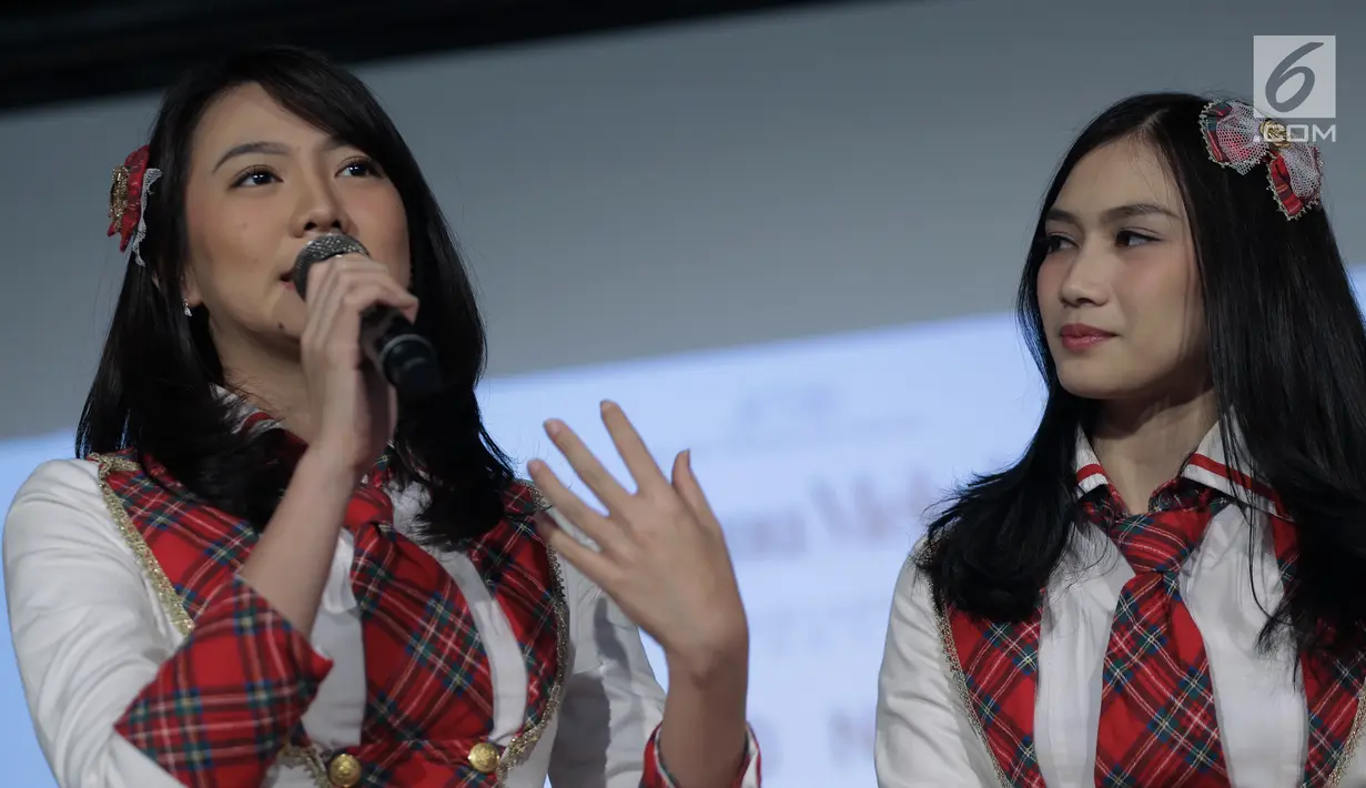 Shania JKT48 (kiri) memberi keterangan saat jumpa pers konser Melody Graduation di Jakarta, Jumat (16/3). Manajemen mengajak wota (penggemar musik Jepang) melihat sejenak perjalanan musik Melody sejak pertama kali di JKT48. (Liputan6.com/Faizal Fanani)